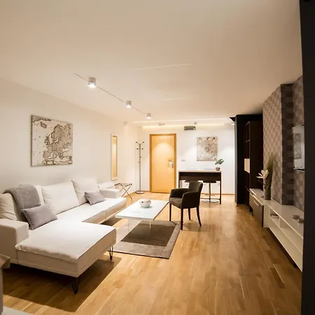 Center Luxury 公寓